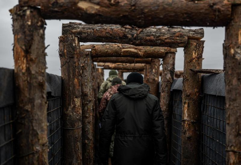 FOTO | Ukrajina gradi obrambeni zid dug 1.000 km s 42.000 zmajevih zubi