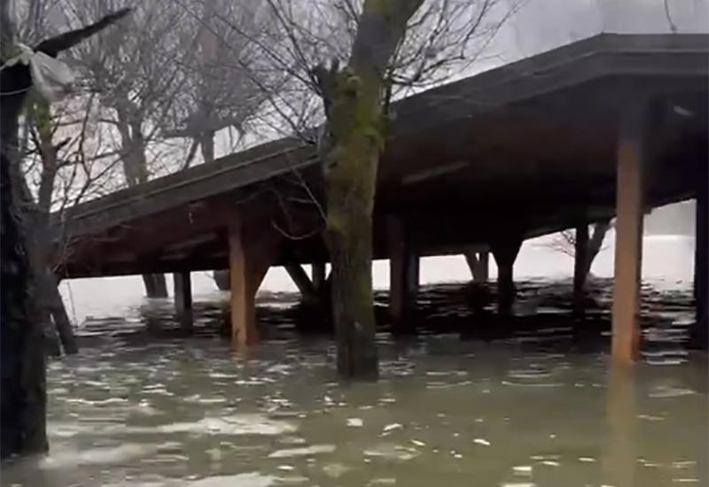 Voda do krova u objektima na Kravici - VIDEO | Zbog visokog vodostaja skoro do krova poplavljeni objekti na Kravicama
