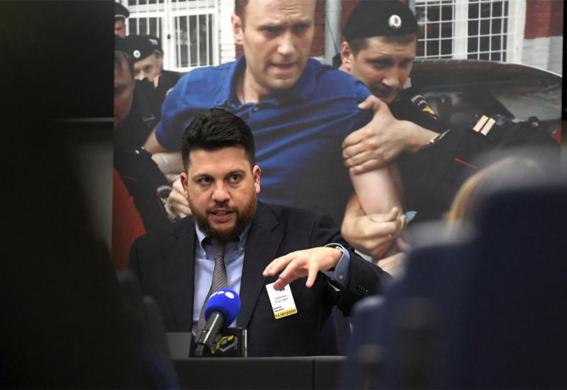 Bivši pomoćnik Navaljnog napadnut čekićem