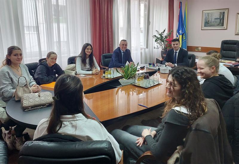 Ministri Marić i Bevanda s učeničkim timom 'CIVITAS'