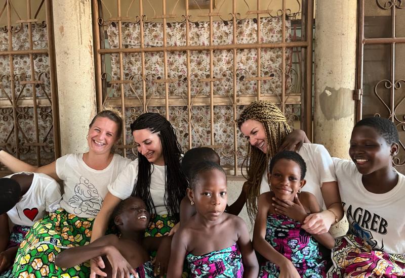 Maja, Sanja i Matea tijekom volontiranja - Afrička avantura Sanje Glavaš 