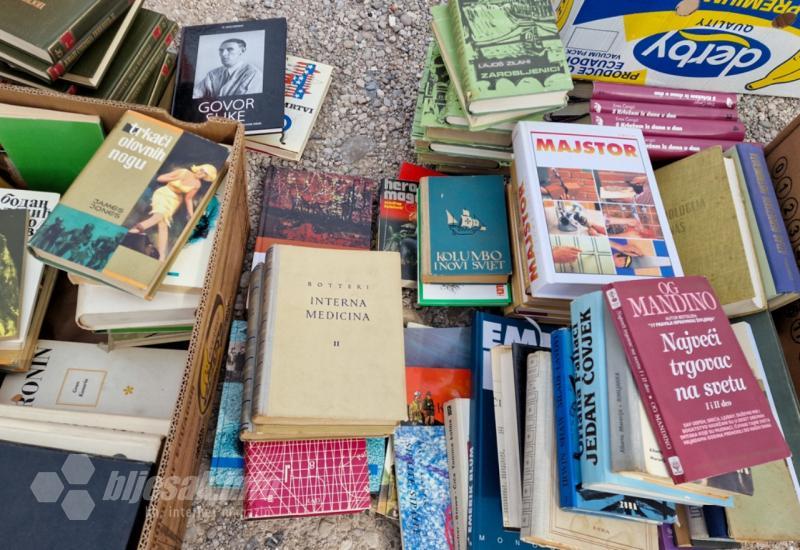 Ponuda knjiga na tržnici u Vrapčićima - FOTO | Posjetili smo tržnicu u Vrapčićima: Nema što nema 