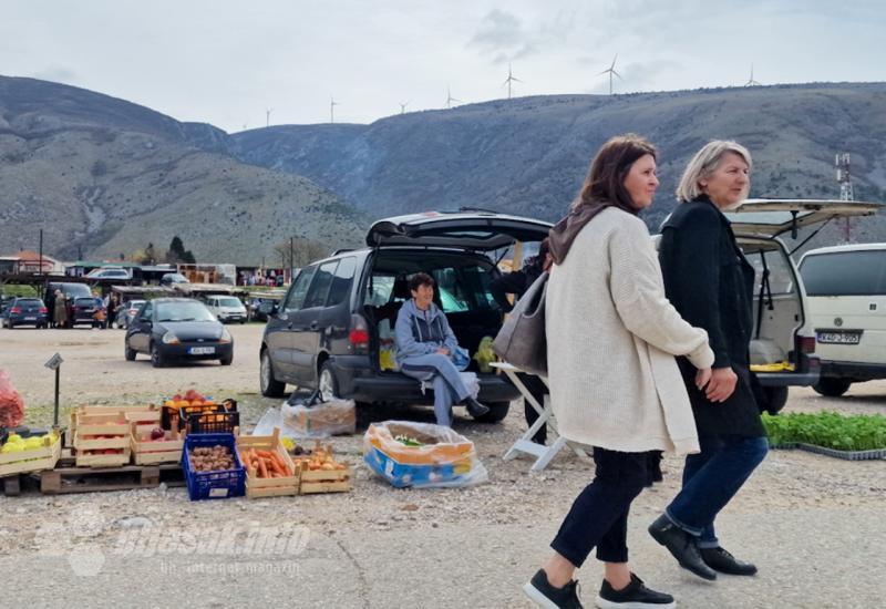 FOTO | Subota je dan za tržnicu u Vrapčićima: Nema što nema 