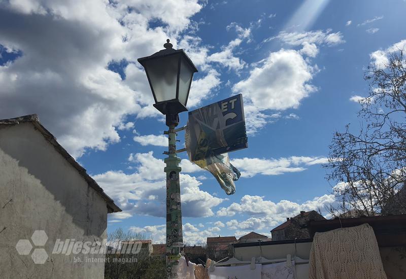 Više znakova u jednom - FOTO Ponuda mostarskog Starog grada: Limunada za 5 KM, mamac skakača i igra smeća