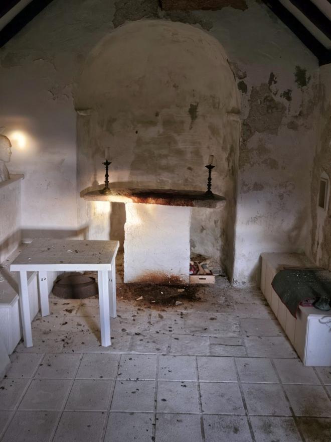 Nepoznati počinitelji roštiljali na oltaru crkvici sv. Lovre na Ostrogu  - Divljaštvo u crkvi: Roštiljali na oltaru i spremali peku 