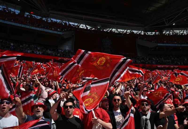 Dva navijača Manchester Uniteda privedena nakon utakmice s Liverpoolom