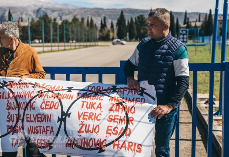 Obilježavanje obljetnice zatvaranja logora kraj Mostara - Logoraši pred Heliodromom: Došli smo poslati poruku mira