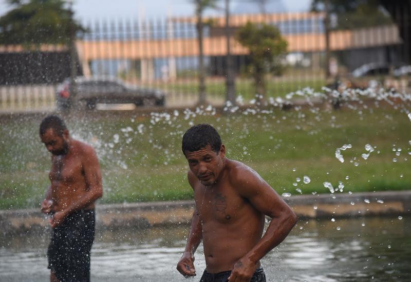 Ekstremne temperature zahvatile Rio de Janeiro - Brazil: Toplotni indeks iznad 60 stupnjeva, ljudi pokušavaju da se rashlade uz more