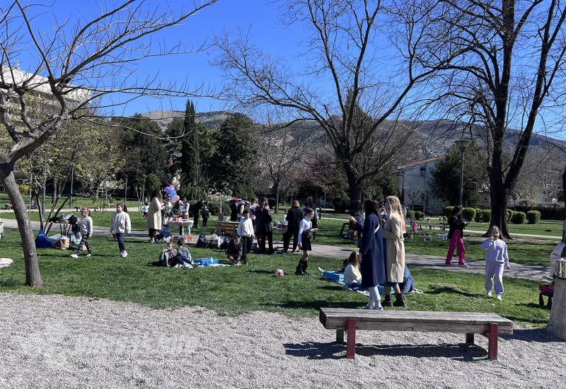 Prvi dan proljeća Mostarci provode na suncu - FOTO | Živo usred tjedna u parku Zrinjevac - svi su na suncu