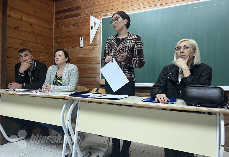 Ravnateljica Nikolina Stojić i predstavnici Podružne škole u Vojnom  - Roditelji vraćaju djecu u školu u Vojno, formirat će se nastava za svih 9 razreda 