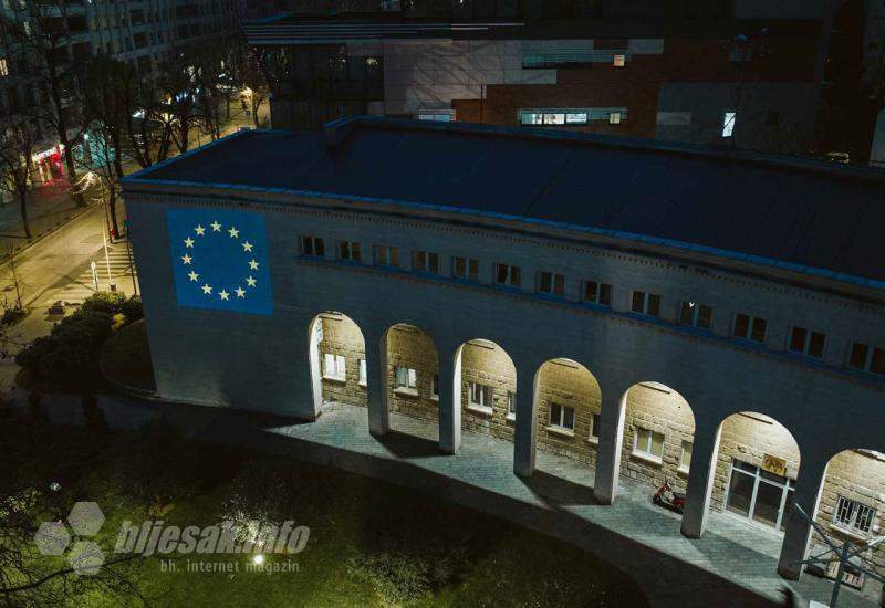 Kosača osvjetljena bojama Europske unije 