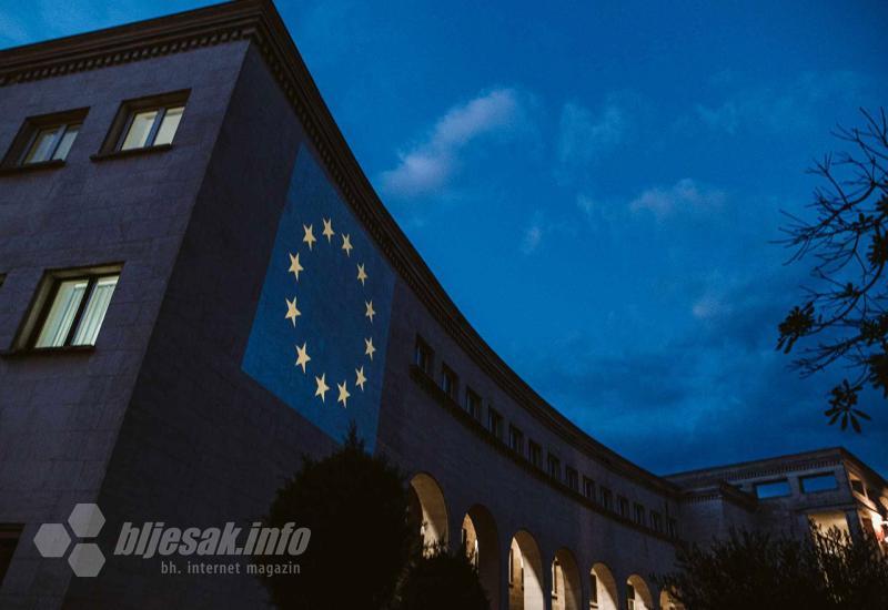 Zastava EU na Kosači - Kosača osvjetljena bojama Europske unije 