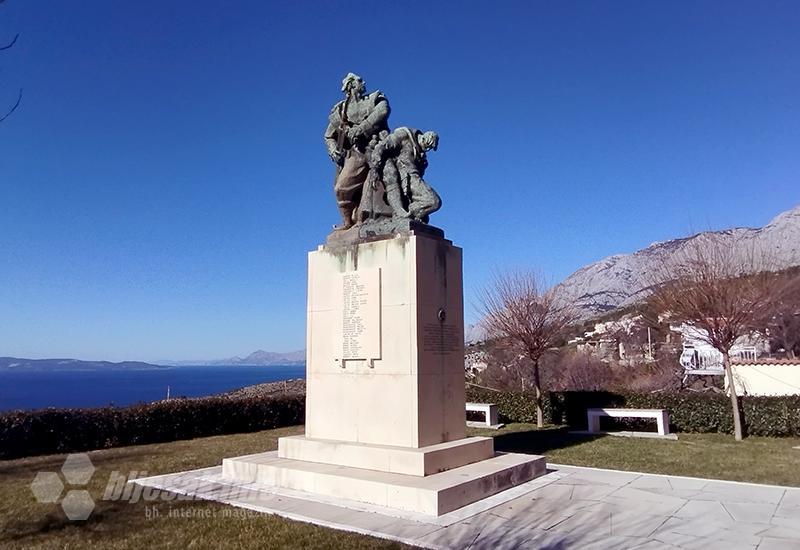 Partizanski spomenik u Gornjoj Podgori - Podgora: Pod zaštitom legionara koji je zaslužio svetački oreol