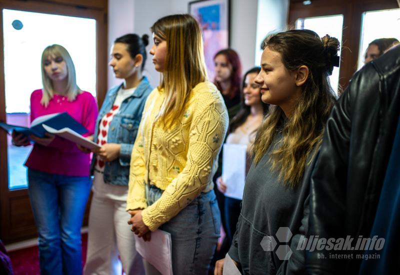 U Mostaru predstavljen rječnik posvećen olimpijskim i paraolimpijskim sportovima  - Mostarski učenici izradili rječnik za bh. olimpijce koji putuju u Francusku