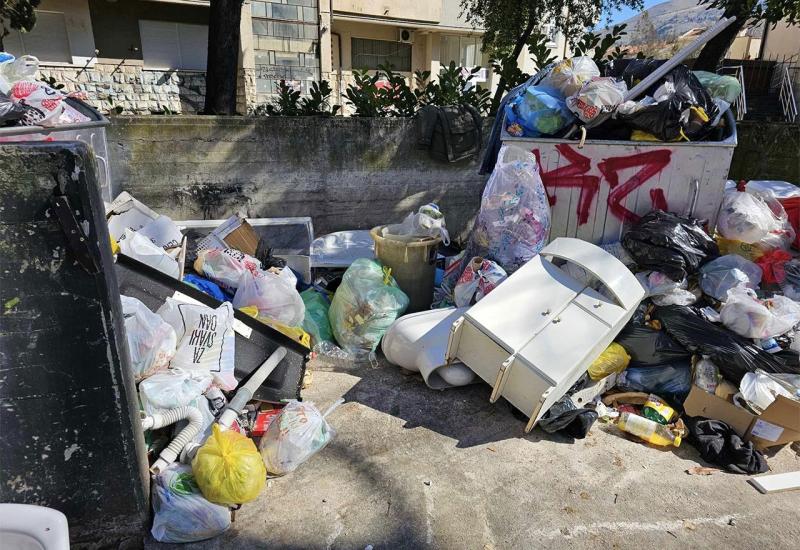 Mostar: Komunalci ne mogu odvoziti smeće zbog neodgovornih pojedinaca, stanovnici suočeni sa smradom