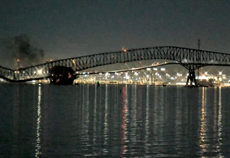 VIDEO Teretni brod udario u most u Baltimoreu i srušio ga, više vozila palo u rijeku