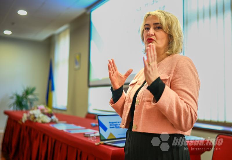 Sabina Memić, ispred Grada Mostara - Koji su problemi mladih u Mostaru?