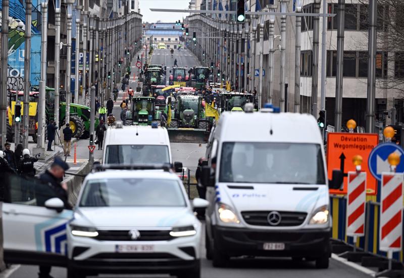 Poljoprivrednici blokirali ulice u blizini sjedišta Europske unije - Traktorima blokirali Bruxelles - prosvjed protiv EU politike