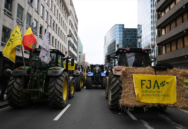 Traktorima blokirali Bruxelles - prosvjed protiv EU politike