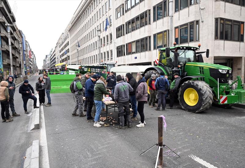 Poljoprivrednici blokirali ulice u blizini sjedišta Europske unije - Traktorima blokirali Bruxelles - prosvjed protiv EU politike