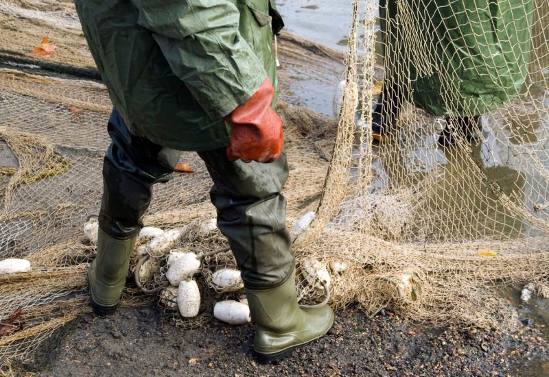 Pljačka Buškog jezera: Dolaze s bačvama i odnose velike količine ribe 