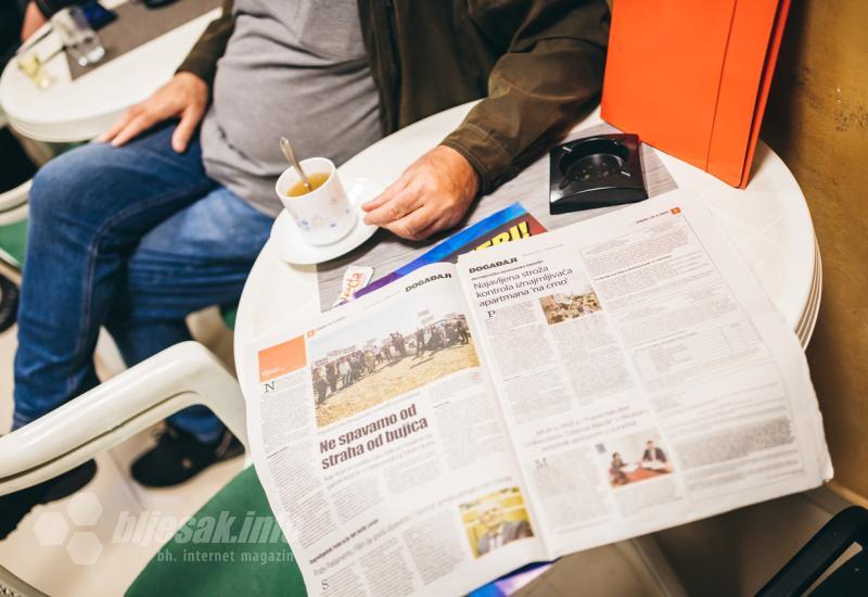 Pregled tiskovine u prostorijama udruge uz kavu - Na kavi s mostarskim umirovljenicima – Prate vijesti putem Google-a, čitaju osmrtnice i pričaju viceve
