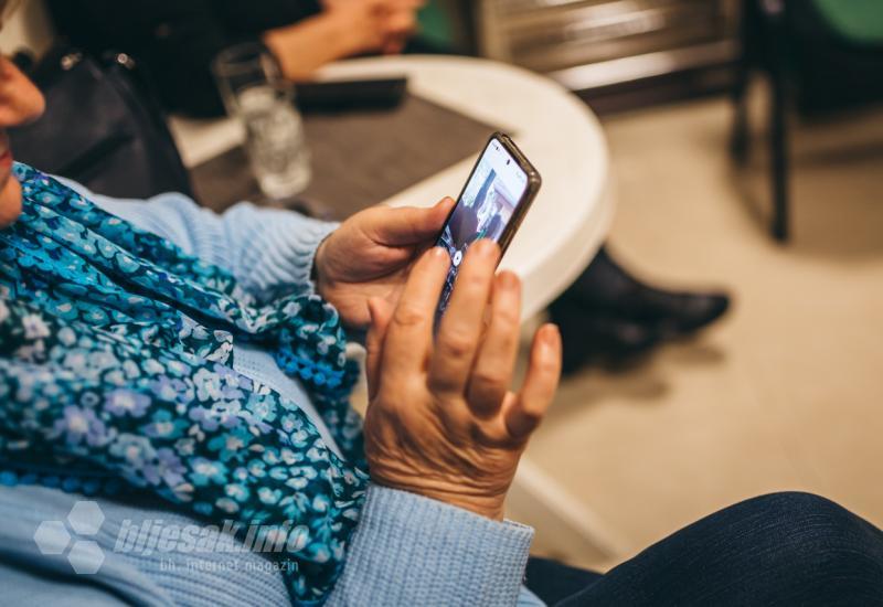 Čitanje vijesti na pametnim telefonima - Na kavi s mostarskim umirovljenicima – Prate vijesti putem Google-a, čitaju osmrtnice i pričaju viceve
