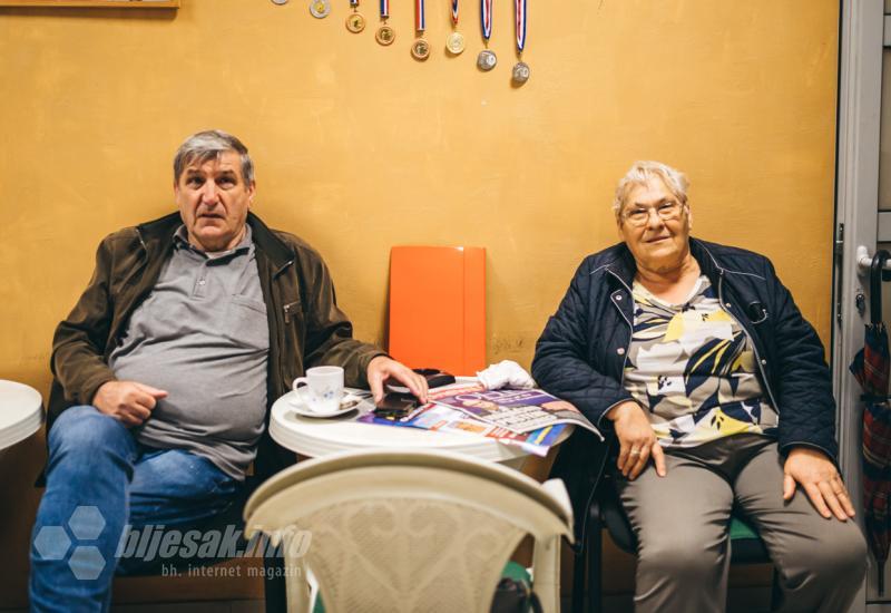 Filip i Jeka na  - Na kavi s mostarskim umirovljenicima – Prate vijesti putem Google-a, čitaju osmrtnice i pričaju viceve