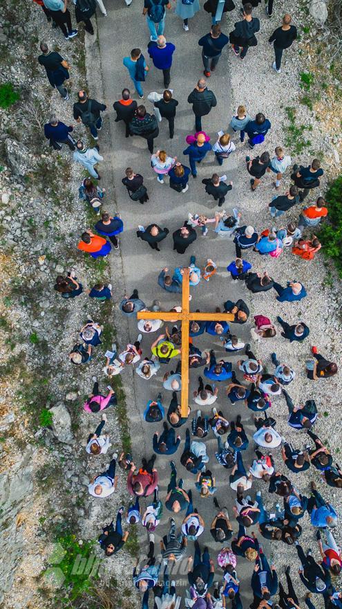 Križni put na Humu - FOTO | Križni put: Tisuće vjernika hodočastilo na Hum