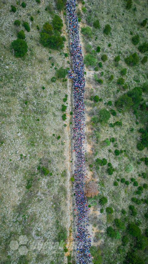 Križni put na Humu - FOTO Križni put: Tisuće vjernika hodočastilo na Hum