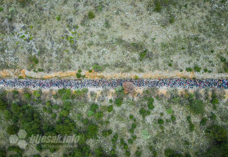 FOTO | Križni put: Tisuće vjernika hodočastilo na Hum