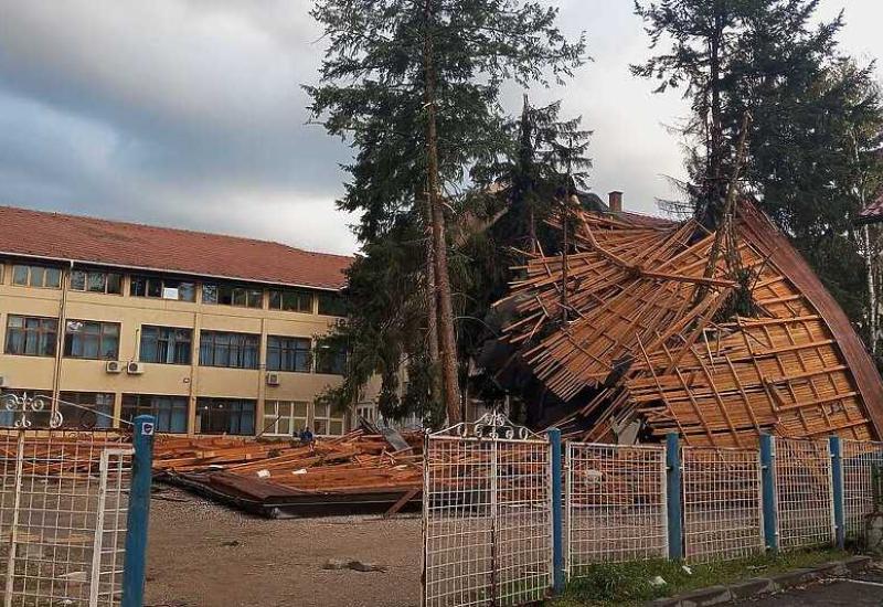 Vjetar odnio krov sa škole - Olujni vjetar odnio krov sa gimnazije u Gračanici