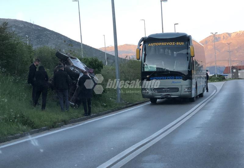 VIDEO | Prometna nesreća u Mostaru: Vozilo završilo na boku