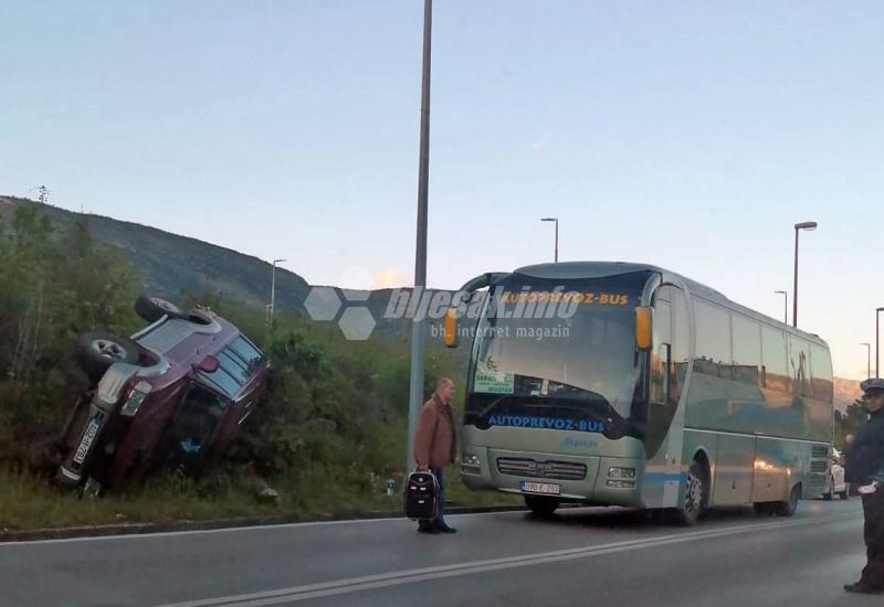 Prometna nesreća u Mostaru: Vozilo završilo na boku - VIDEO | Prometna nesreća u Mostaru: Vozilo završilo na boku