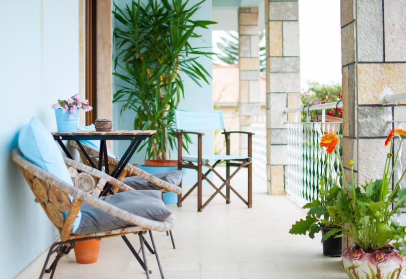 Nemojte se bojati boja i uzoraka - 10 ideja kako mali balkon pretvoriti u oazu