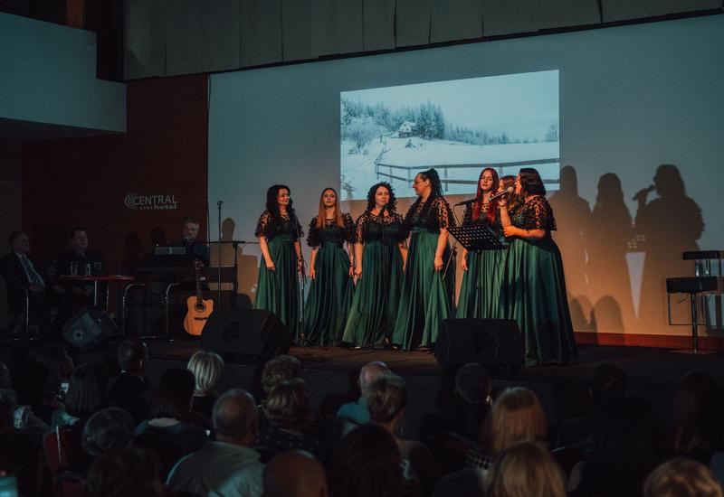 Glazbeno-scenski recital u Vitezu - Glazbeno-scenski spektakl oduševio publiku i podsjetio na najljepše pjesme iz doline Lašve