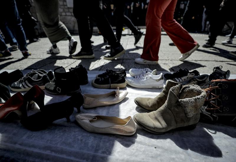 15.000 pari cipela u znak sjećanja na ubijene građane glavnog bh. grada - 15.000 pari cipela u znak sjećanja na ubijene građane glavnog bh. grada