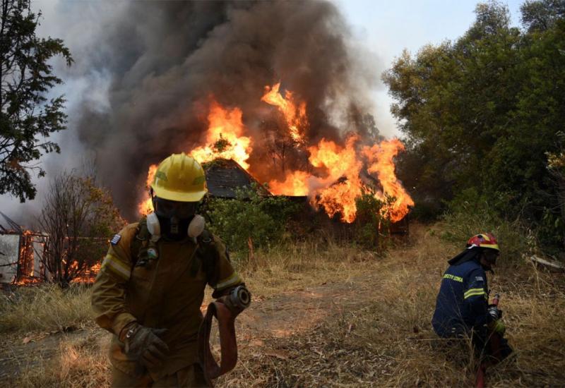 Bjesni požar na grčkom otoku Kritu, vlasti naredile evakuaciju
