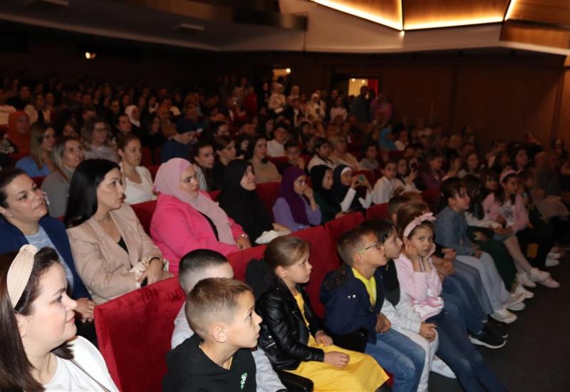 Na koncertu su uživale sve generacije - U Narodnom pozorištu Mostar tražilo se mjesto više 