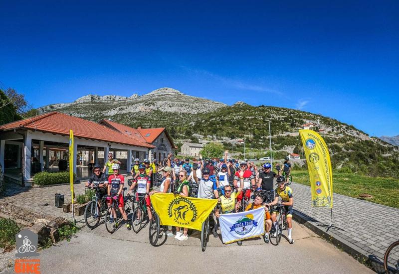 Start biciklijade bio je ispred gostionice Zavala u Zavali  - Avantura od Zavale do Trebinja: Biciklisti upijali ljepote Hercegovine 