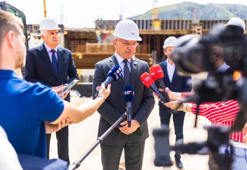 FOTO | Političari na gradilištu: HNK Mostar simbol je hrvatskog naroda u BiH 