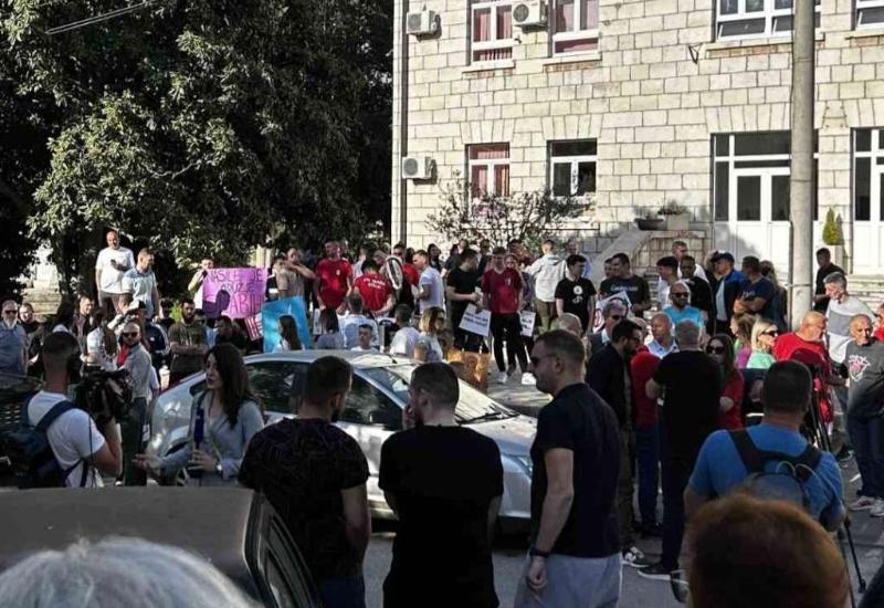 Građani Stoca organizirali prosvjednu šetnju zbog napada na mladiće