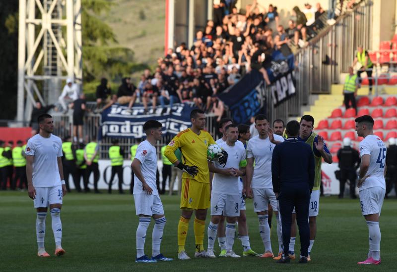 VIDEO I Derbi u Crnoj Gori prekinut na skoro sat vremena zbog navijača