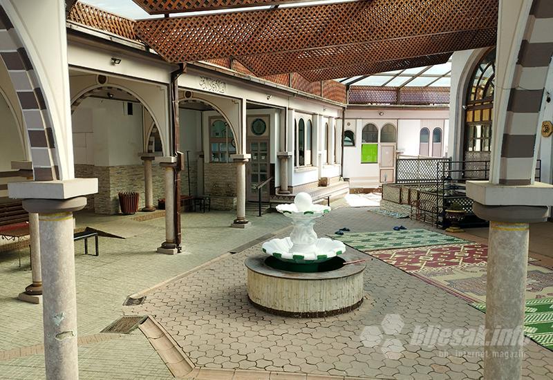 Trijem Kočevske džamije - Zenica, grad čelika i „Čelika“