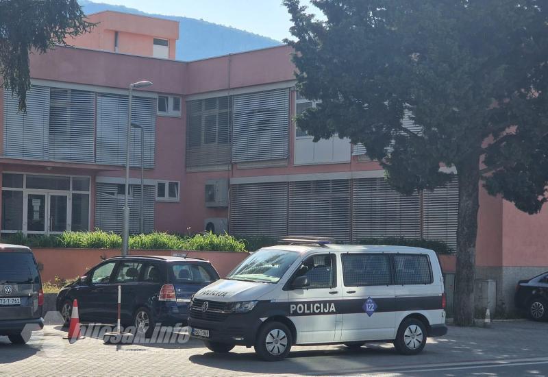 Mostar: Osumnjičeni za oružane pljačke priveden u Tužiteljstvo HNŽ-a 