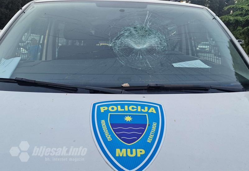 Oštećeno vozilo policje - Nakon mostarskog derbija izbio sukob Ultrasa i policije