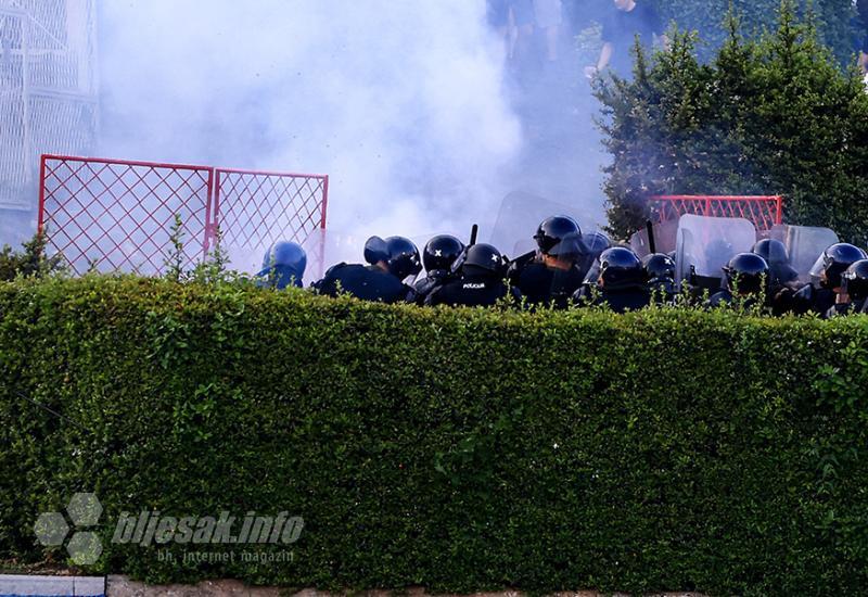 Sukob navijača i policije nakon mostarskog derbija - VIDEO | Nakon mostarskog derbija izbio sukob Ultrasa i policije