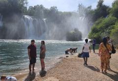 FOTO | Nazire se ljetna sezona u Hercegovini: Hrabri turisti se kupali u Trebižatu