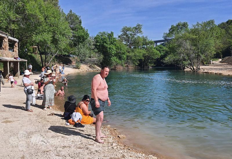 FOTO | Nazire se ljetna sezona u Hercegovini: Hrabri turisti se kupali u Trebižatu