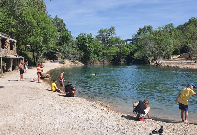 Turisti na vodopadu Kravica - FOTO | Nazire se ljetna sezona u Hercegovini: Hrabri turisti se kupali u Trebižatu